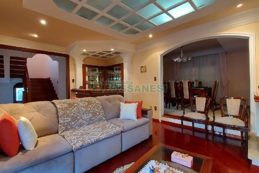 Casa com 405m², 3 dormitórios, 3 vagas, no bairro Colina Sorriso em Caxias do Sul para Comprar