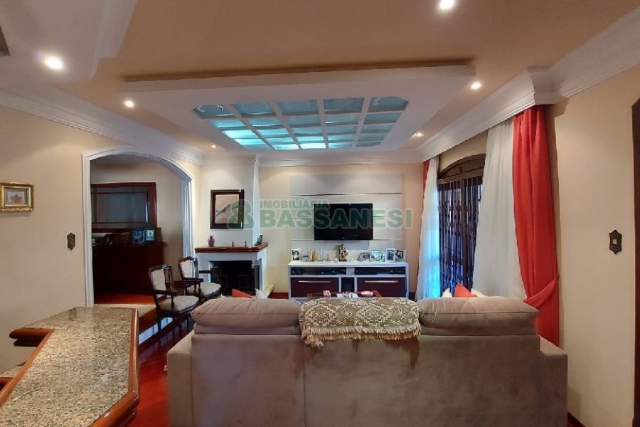 Casa com 405m², 3 dormitórios, 3 vagas, no bairro Colina Sorriso em Caxias do Sul para Comprar