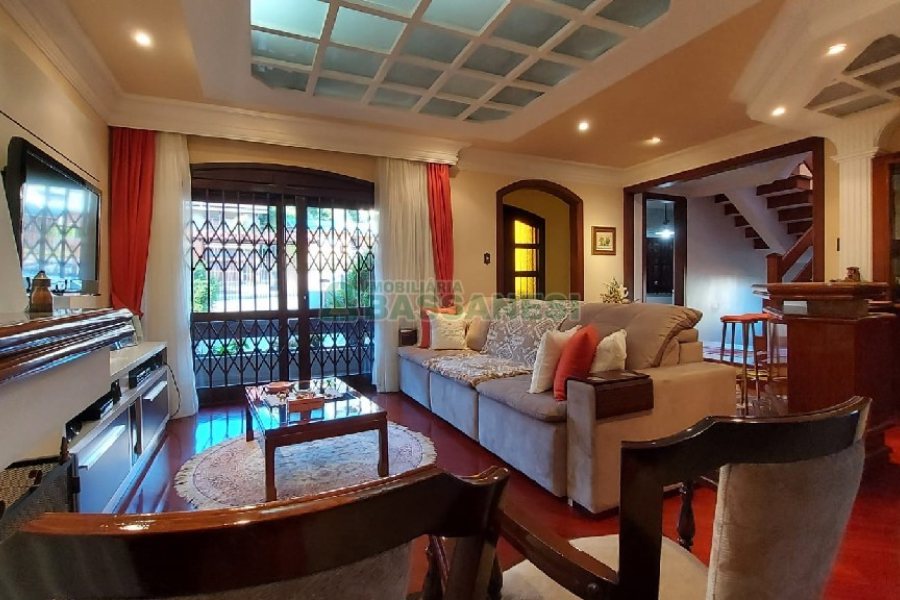 Casa com 405m², 3 dormitórios, 3 vagas, no bairro Colina Sorriso em Caxias do Sul para Comprar