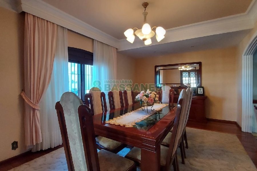 Casa com 405m², 3 dormitórios, 3 vagas, no bairro Colina Sorriso em Caxias do Sul para Comprar