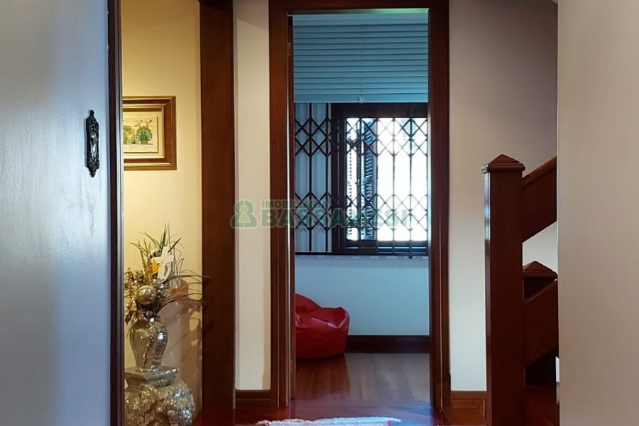 Casa com 405m², 3 dormitórios, 3 vagas, no bairro Colina Sorriso em Caxias do Sul para Comprar