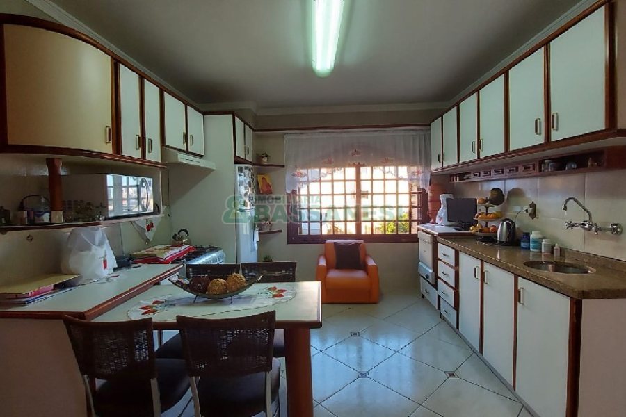 Casa com 405m², 3 dormitórios, 3 vagas, no bairro Colina Sorriso em Caxias do Sul para Comprar
