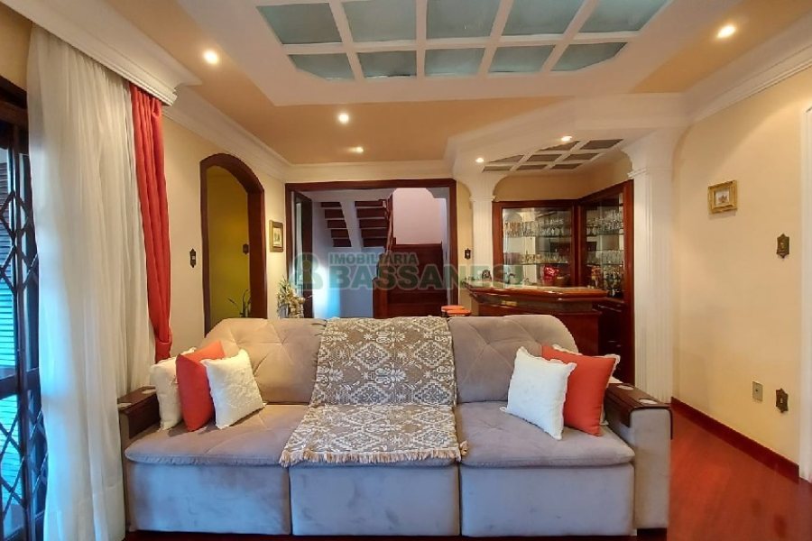 Casa com 405m², 3 dormitórios, 3 vagas, no bairro Colina Sorriso em Caxias do Sul para Comprar