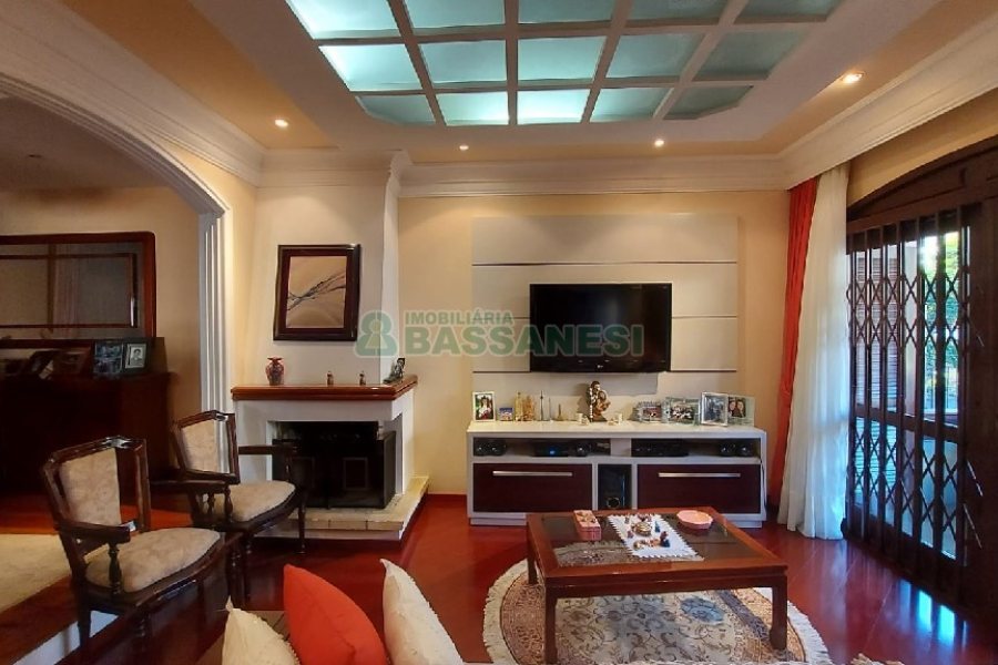 Casa com 405m², 3 dormitórios, 3 vagas, no bairro Colina Sorriso em Caxias do Sul para Comprar