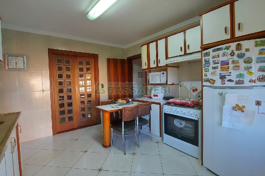 Casa com 405m², 3 dormitórios, 3 vagas, no bairro Colina Sorriso em Caxias do Sul para Comprar