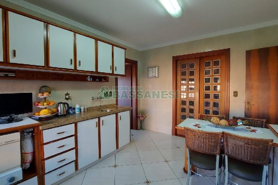 Casa com 405m², 3 dormitórios, 3 vagas, no bairro Colina Sorriso em Caxias do Sul para Comprar