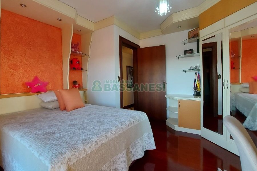 Casa com 405m², 3 dormitórios, 3 vagas, no bairro Colina Sorriso em Caxias do Sul para Comprar