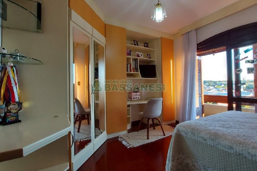 Casa com 405m², 3 dormitórios, 3 vagas, no bairro Colina Sorriso em Caxias do Sul para Comprar