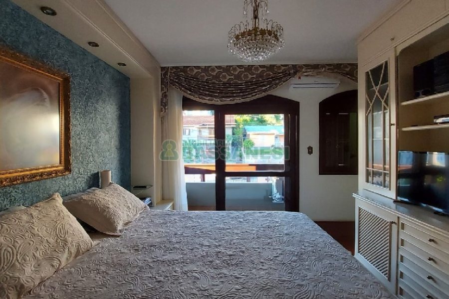 Casa com 405m², 3 dormitórios, 3 vagas, no bairro Colina Sorriso em Caxias do Sul para Comprar