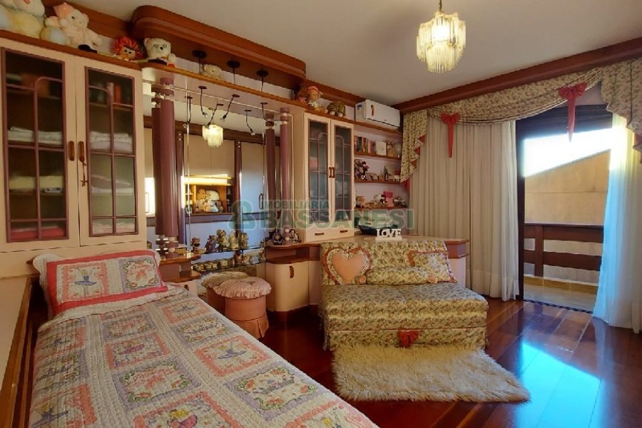 Casa com 405m², 3 dormitórios, 3 vagas, no bairro Colina Sorriso em Caxias do Sul para Comprar