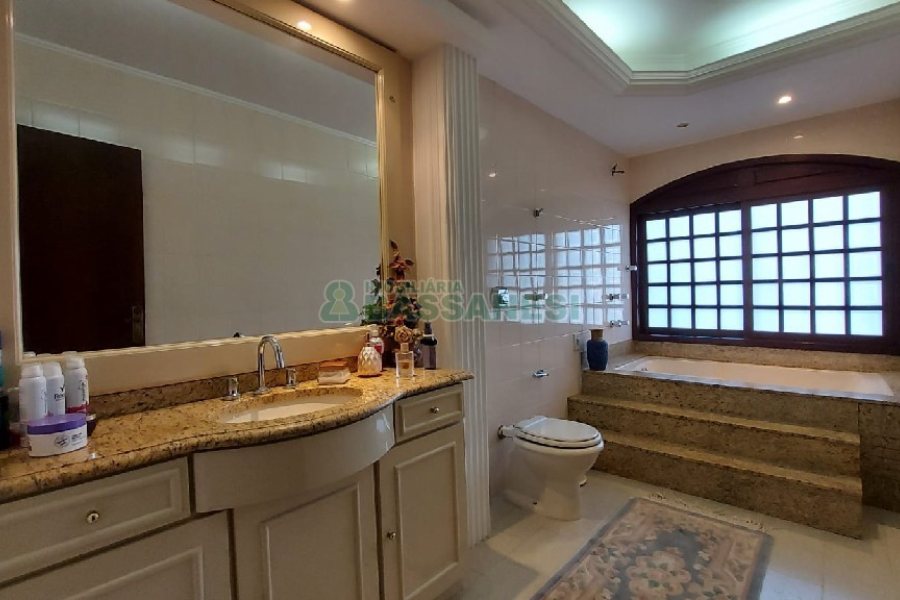 Casa com 405m², 3 dormitórios, 3 vagas, no bairro Colina Sorriso em Caxias do Sul para Comprar