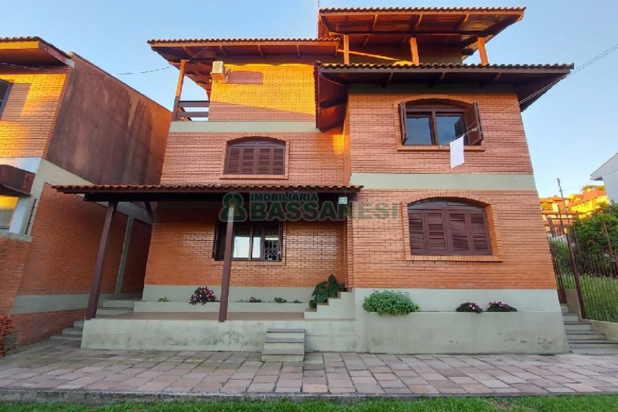 Casa com 405m², 3 dormitórios, 3 vagas, no bairro Colina Sorriso em Caxias do Sul para Comprar
