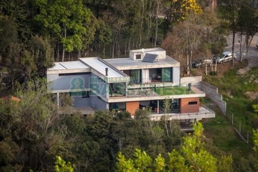 Casa com 484m², 3 dormitórios, 2 vagas, no bairro Linha 40 em Caxias do Sul para Comprar