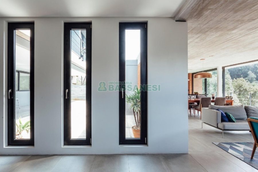 Casa com 484m², 3 dormitórios, 2 vagas, no bairro Linha 40 em Caxias do Sul para Comprar