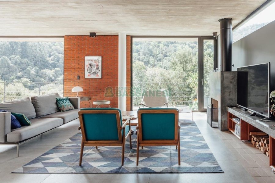 Casa com 484m², 3 dormitórios, 2 vagas, no bairro Linha 40 em Caxias do Sul para Comprar