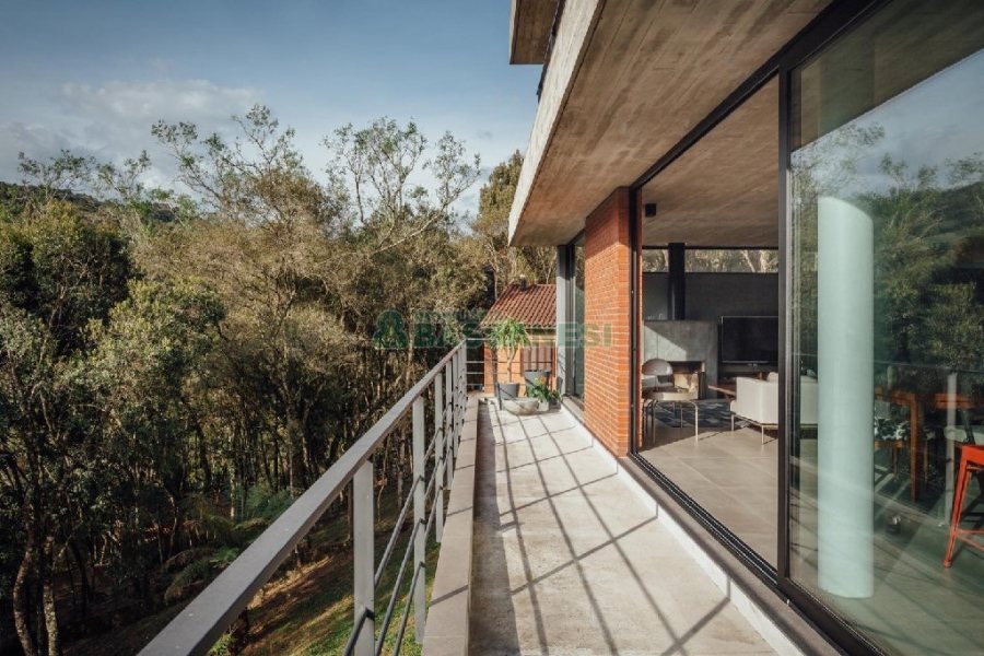 Casa com 484m², 3 dormitórios, 2 vagas, no bairro Linha 40 em Caxias do Sul para Comprar