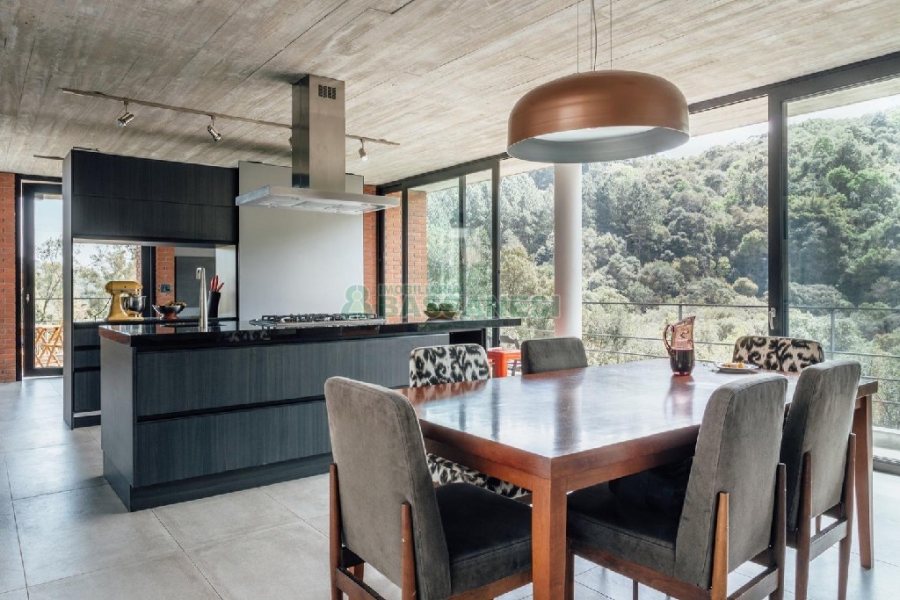 Casa com 484m², 3 dormitórios, 2 vagas, no bairro Linha 40 em Caxias do Sul para Comprar