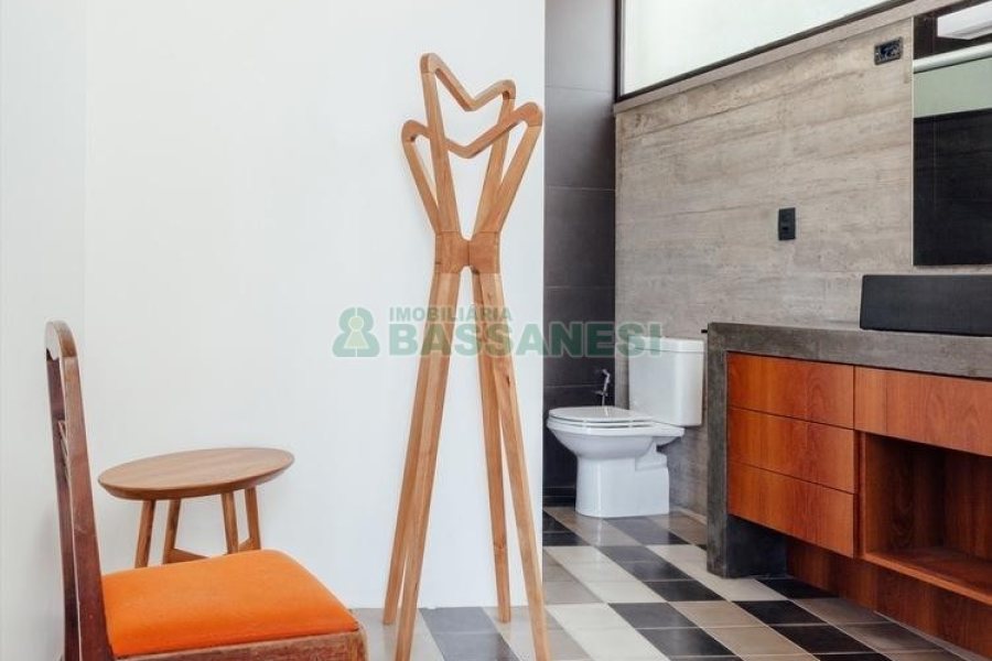 Casa com 484m², 3 dormitórios, 2 vagas, no bairro Linha 40 em Caxias do Sul para Comprar