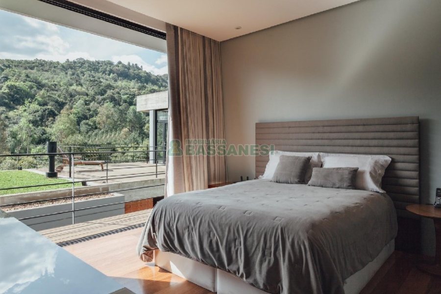 Casa com 484m², 3 dormitórios, 2 vagas, no bairro Linha 40 em Caxias do Sul para Comprar