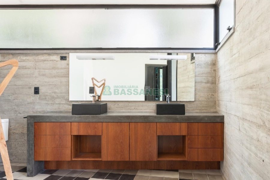 Casa com 484m², 3 dormitórios, 2 vagas, no bairro Linha 40 em Caxias do Sul para Comprar