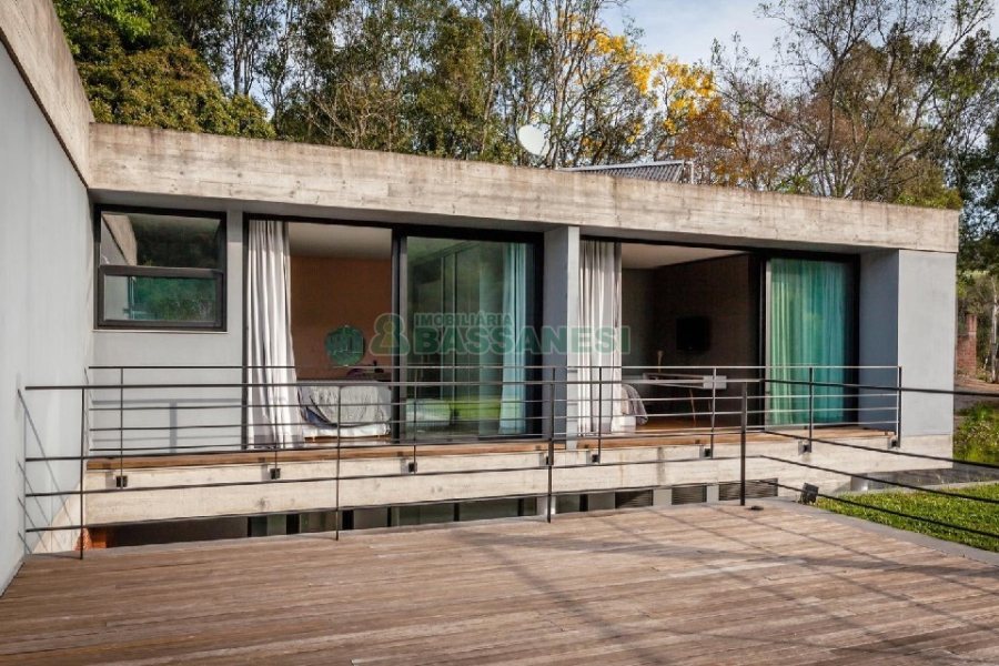 Casa com 484m², 3 dormitórios, 2 vagas, no bairro Linha 40 em Caxias do Sul para Comprar