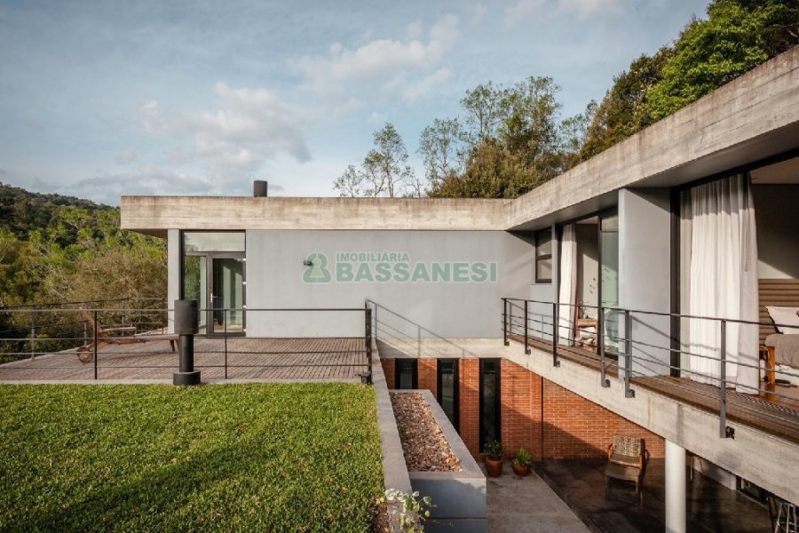 Casa com 484m², 3 dormitórios, 2 vagas, no bairro Linha 40 em Caxias do Sul para Comprar