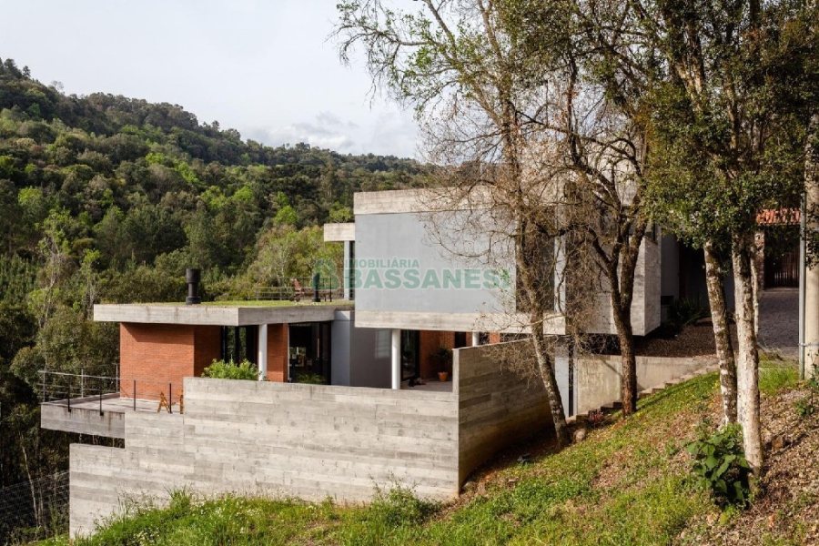 Casa com 484m², 3 dormitórios, 2 vagas, no bairro Linha 40 em Caxias do Sul para Comprar