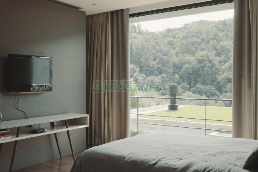 Casa com 484m², 3 dormitórios, 2 vagas, no bairro Linha 40 em Caxias do Sul para Comprar