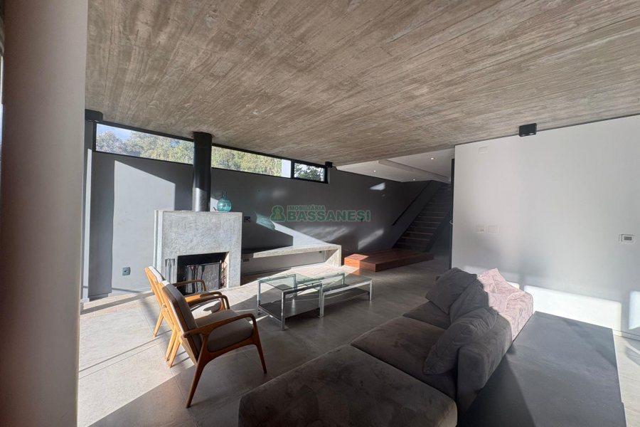 Casa com 484m², 3 dormitórios, 2 vagas, no bairro Linha 40 em Caxias do Sul para Comprar