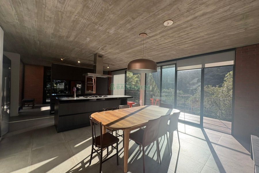 Casa com 484m², 3 dormitórios, 2 vagas, no bairro Linha 40 em Caxias do Sul para Comprar