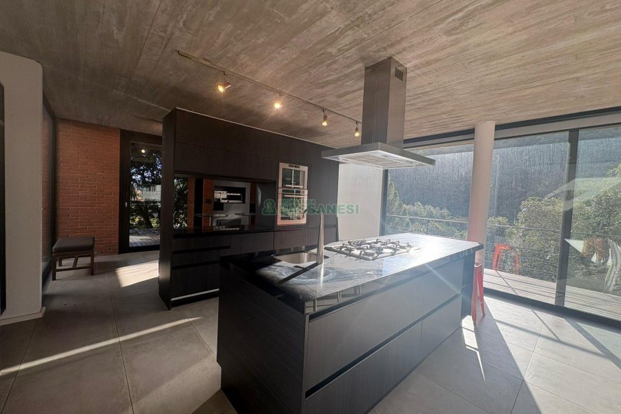 Casa com 484m², 3 dormitórios, 2 vagas, no bairro Linha 40 em Caxias do Sul para Comprar