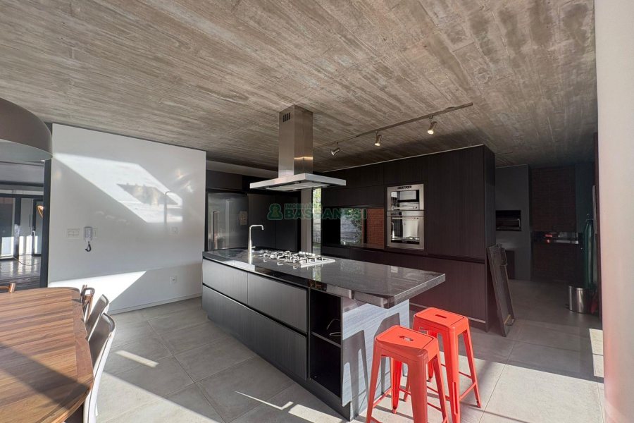 Casa com 484m², 3 dormitórios, 2 vagas, no bairro Linha 40 em Caxias do Sul para Comprar