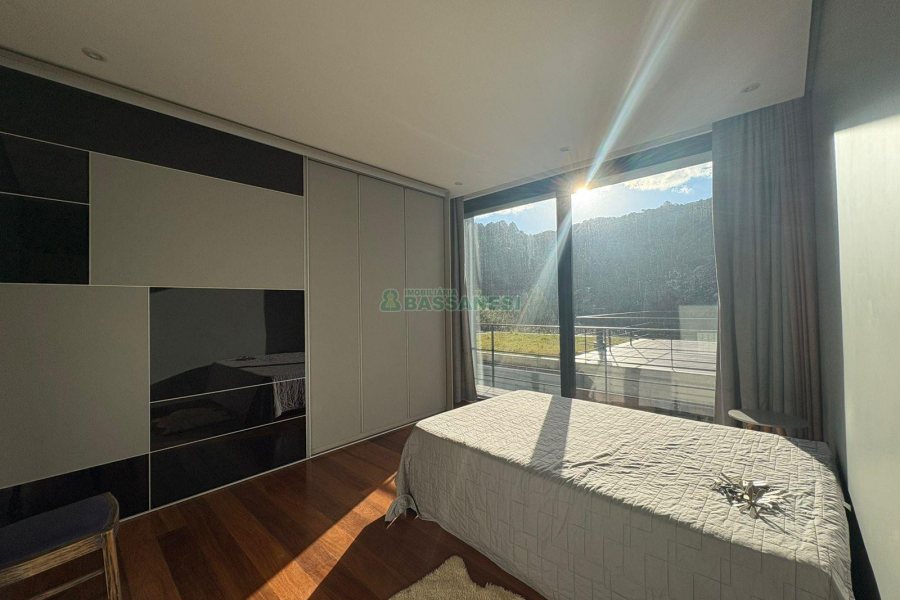 Casa com 484m², 3 dormitórios, 2 vagas, no bairro Linha 40 em Caxias do Sul para Comprar