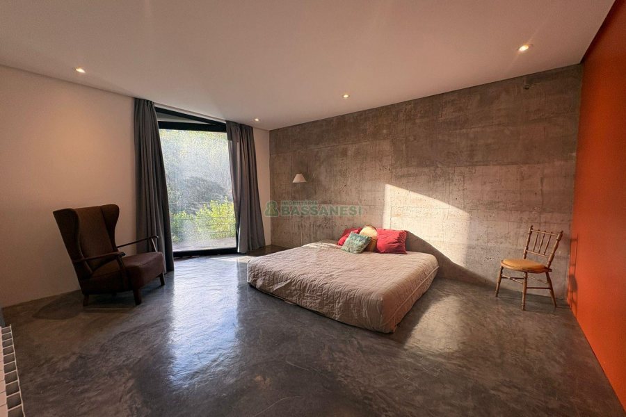 Casa com 484m², 3 dormitórios, 2 vagas, no bairro Linha 40 em Caxias do Sul para Comprar