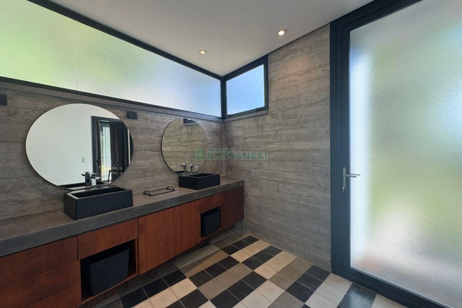 Casa com 484m², 3 dormitórios, 2 vagas, no bairro Linha 40 em Caxias do Sul para Comprar