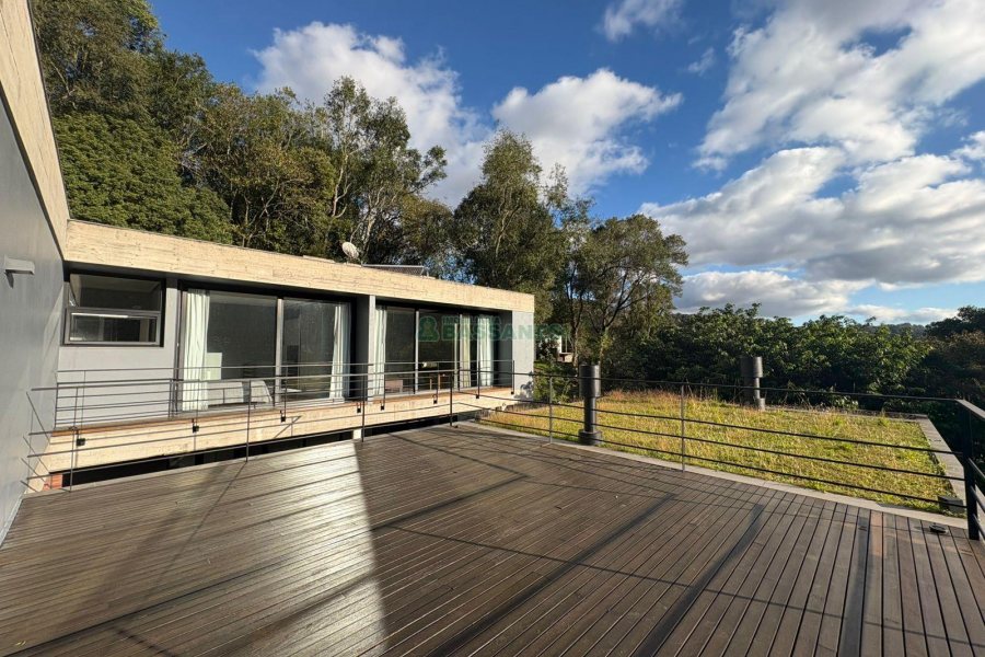 Casa com 484m², 3 dormitórios, 2 vagas, no bairro Linha 40 em Caxias do Sul para Comprar