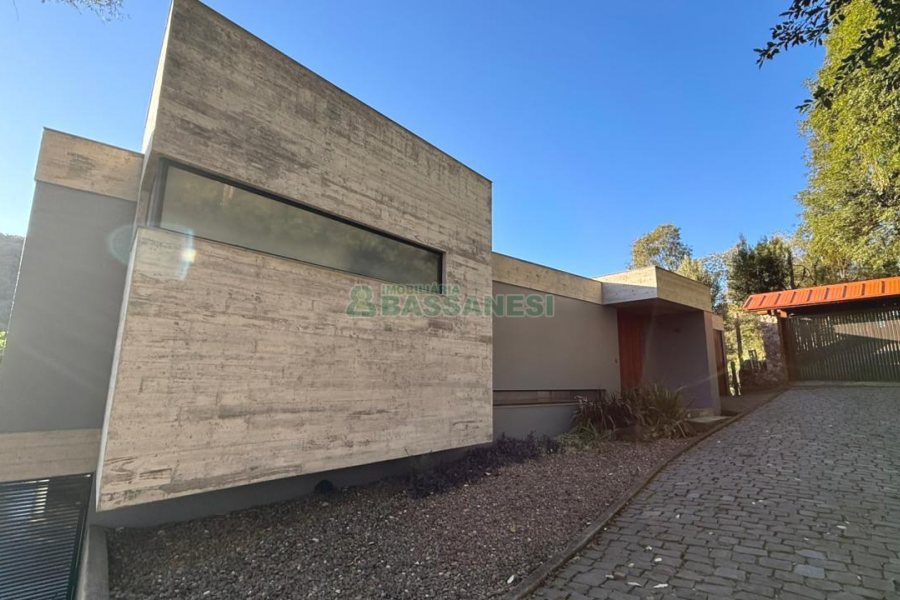 Casa com 484m², 3 dormitórios, 2 vagas, no bairro Linha 40 em Caxias do Sul para Comprar