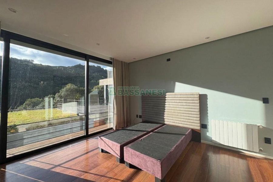 Casa com 484m², 3 dormitórios, 2 vagas, no bairro Linha 40 em Caxias do Sul para Comprar