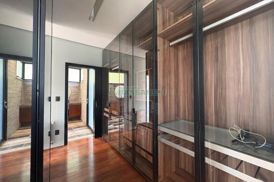 Casa com 484m², 3 dormitórios, 2 vagas, no bairro Linha 40 em Caxias do Sul para Comprar