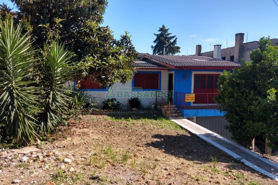 Casa com 236m², 3 dormitórios, 1 vaga, no bairro Santa Corona em Caxias do Sul para Comprar