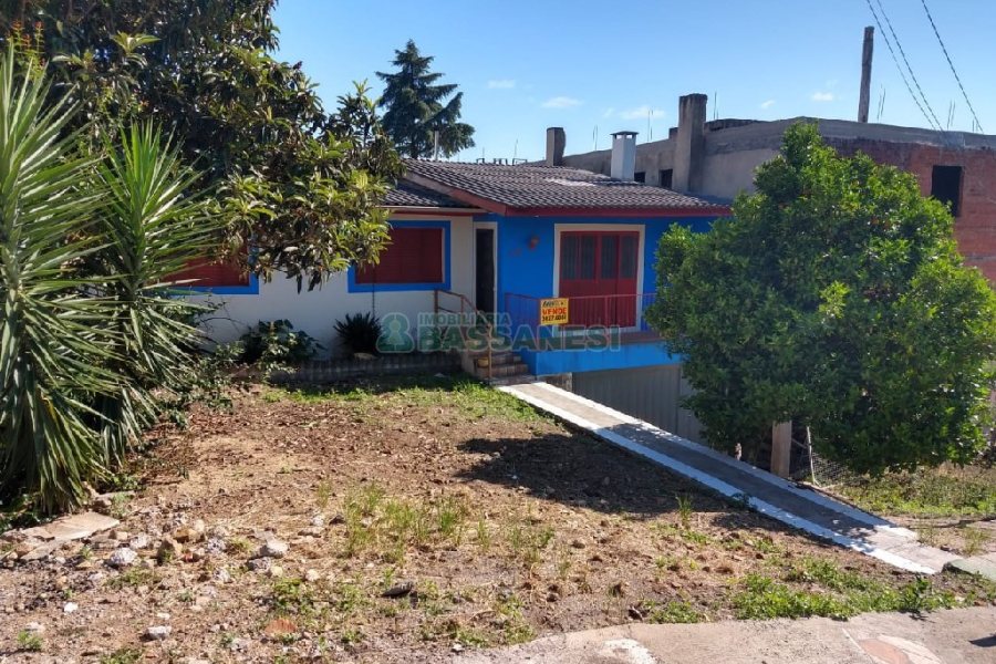 Casa com 236m², 3 dormitórios, 1 vaga, no bairro Santa Corona em Caxias do Sul para Comprar