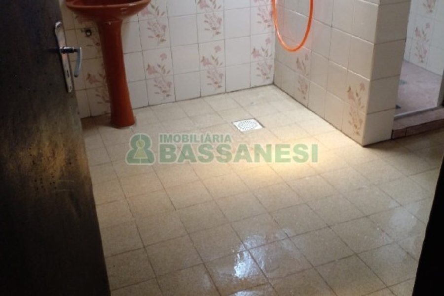 Casa com 236m², 3 dormitórios, 1 vaga, no bairro Santa Corona em Caxias do Sul para Comprar