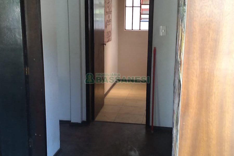 Casa com 236m², 3 dormitórios, 1 vaga, no bairro Santa Corona em Caxias do Sul para Comprar