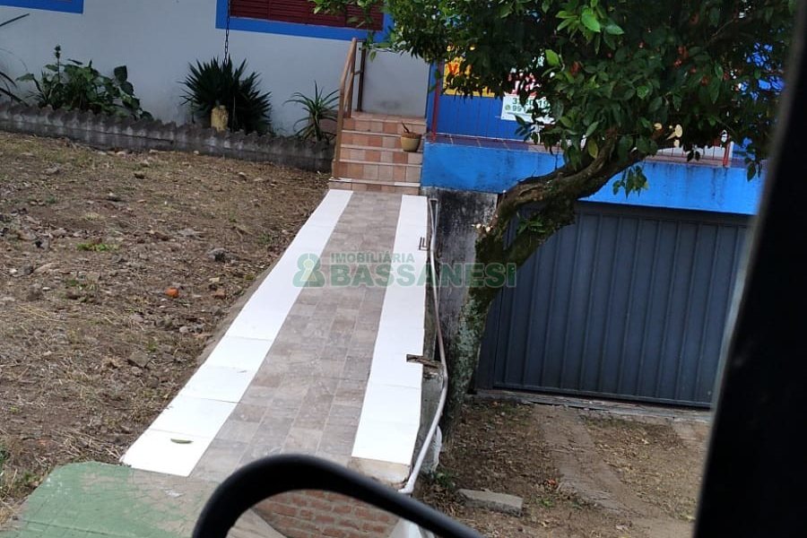 Casa com 236m², 3 dormitórios, 1 vaga, no bairro Santa Corona em Caxias do Sul para Comprar