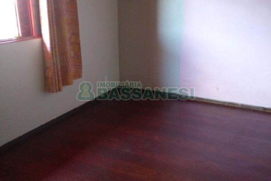 Casa com 236m², 3 dormitórios, 1 vaga, no bairro Santa Corona em Caxias do Sul para Comprar