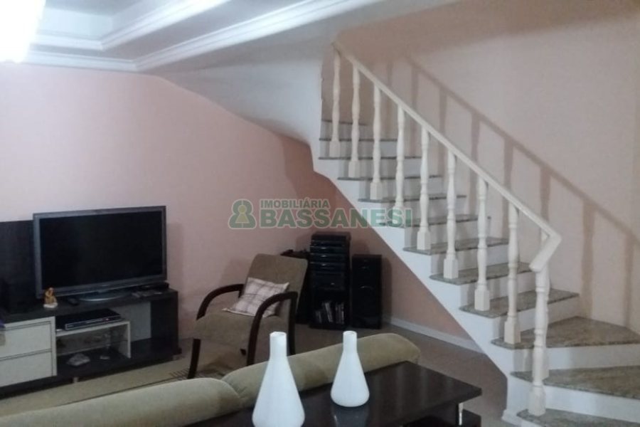 Casa com 320m², 3 dormitórios, 2 vagas, no bairro Vinhedos em Caxias do Sul para Comprar