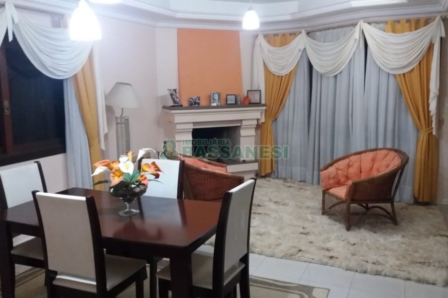 Casa com 320m², 3 dormitórios, 2 vagas, no bairro Vinhedos em Caxias do Sul para Comprar