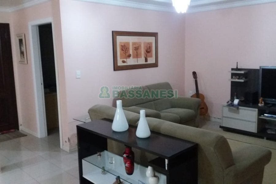 Casa com 320m², 3 dormitórios, 2 vagas, no bairro Vinhedos em Caxias do Sul para Comprar