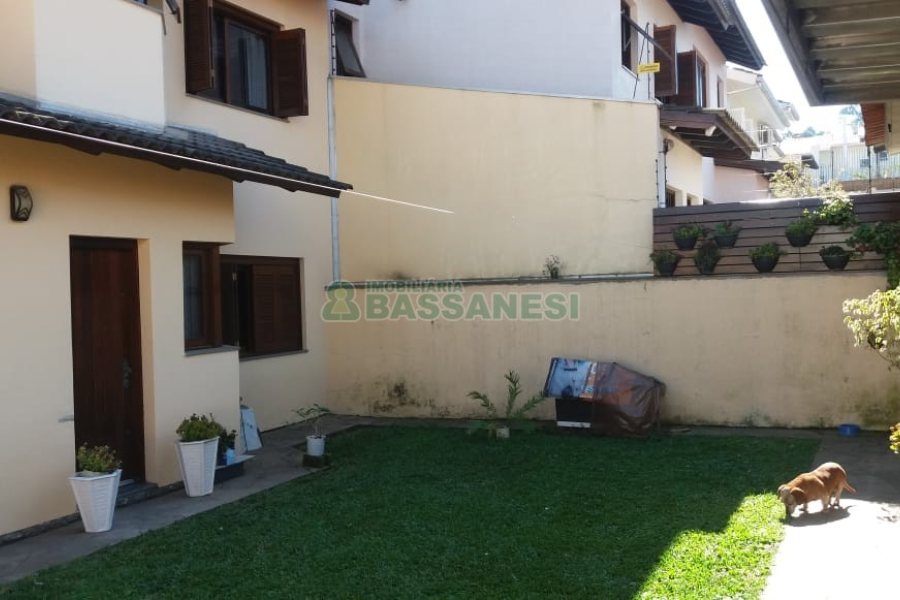 Casa com 320m², 3 dormitórios, 2 vagas, no bairro Vinhedos em Caxias do Sul para Comprar