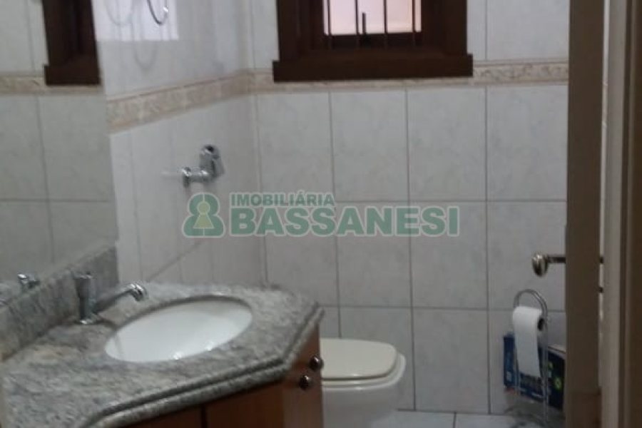 Casa com 320m², 3 dormitórios, 2 vagas, no bairro Vinhedos em Caxias do Sul para Comprar